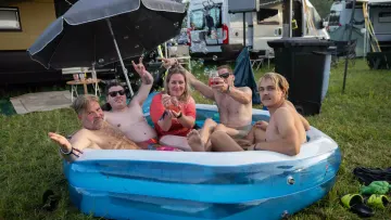39 Grad auf der Fusion: Diese Hitze-Tipps können euch das Festival retten