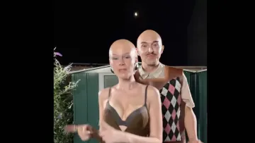 Ikkimel vergnügt sich glattrasiert mit ESC-Rapper Tommy Cash