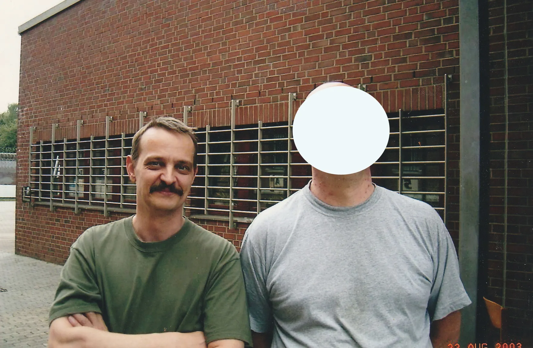 Ein Mitinsasse und ich im Kast Außenbereich